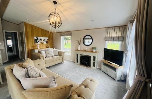 Allerthorpe Cabin | Grace Louise Retreat with Hot Tub
