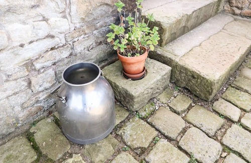 Fence Apartment | GRANARY, family friendly, character holiday cottage in Clitheroe
