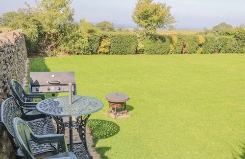 Fence Apartment | GRANARY, family friendly, character holiday cottage in Clitheroe