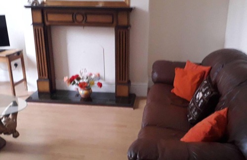 Trafford House | Grand 4-bed Quasi Semi House in Manchester