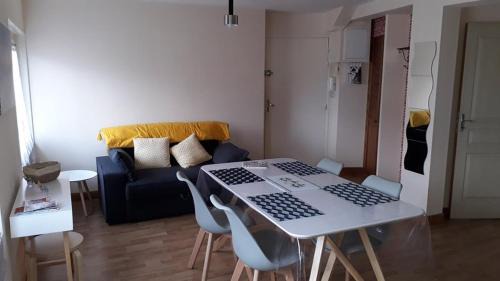 Tregastel Apartment | Grand Appartement côte de granit rose plages et commerces à proximité