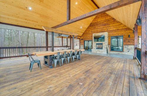 Broken Bow House | Grand Broken Bow Cabin with Hot Tub and Spacious Deck!
