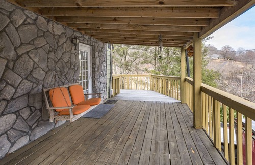 Bellevue House | Grand Dream 4BR Home in Nashville w/ WiFi, AC, Parking, TV, Linens, Patio