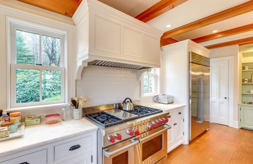 New Preston House | Grand Lakefront Home in Warren w/Expansive Patio!