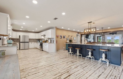 Granbury House | Grand Lakehouse + Hot Tub + Kayaks + Bunk House!