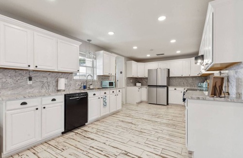 Granbury House | Grand Lakehouse + Hot Tub + Kayaks + Bunk House!