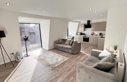 Liverpool City Centre Apartment | Grand Penthouse Condo At The Heart Of Liverpool!