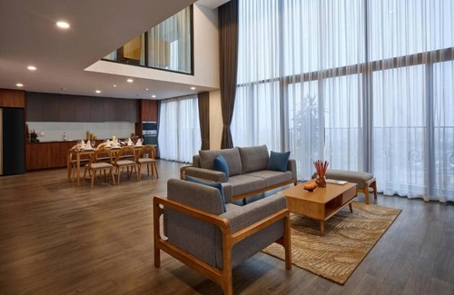 Tay Ho Hotel | Grand PentStudio West Leak Luxury