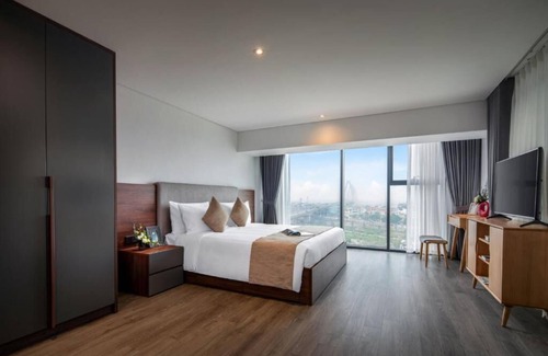 Tay Ho Hotel | Grand PentStudio West Leak Luxury