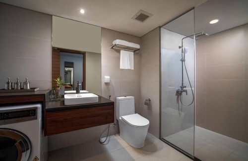 Tay Ho Hotel | Grand PentStudio West Leak Luxury