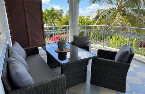 Saint-Francois Apartment | Grand Studio Zen idéalement situé à Saint-François avec piscine et terrasse
