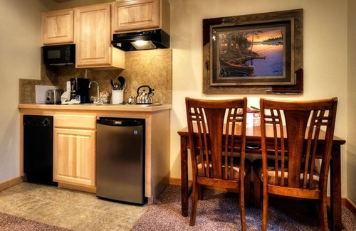 Four O'Clock Resort | Grand Timbers - Luxury Lodge-Style Studio - Labor Day and Oktoberfest Weekends