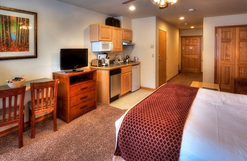 Four O'Clock Resort | Grand Timbers - Luxury Lodge-Style Studio - Labor Day and Oktoberfest Weekends