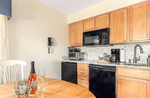 Williamsburg Condo | 🏖️ Grand Traverse Bay Lake View Condo ➠ 5682