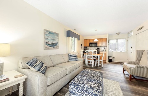 Williamsburg Condo | 🏖️ Grand Traverse Bay Lake View Condo ➠ 5682