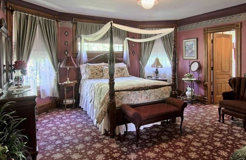 Bellaire Bed & Breakfast | Grand Victorian B&B Inn