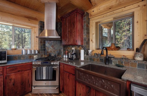 La Pine Cabin | Grand Wildlife Lodge – Riverfront and Truly Unique