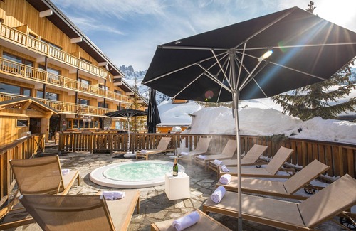 Meribel-Mottaret Apartment | Grande Chambre Ski Aux Pieds | Jacuzzi extérieur!