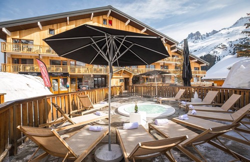 Meribel-Mottaret Apartment | Grande Chambre Ski Aux Pieds | Jacuzzi extérieur!