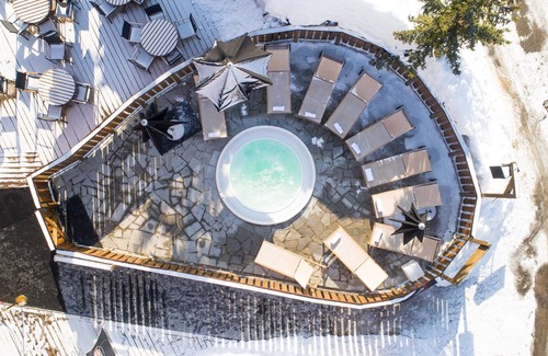 Meribel-Mottaret Apartment | Grande Chambre Ski Aux Pieds | Jacuzzi extérieur!
