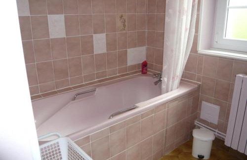 Saint-Pourcain-sur-Sioule House | Grande maison à Saint-Pourçain avec piscine privée et WiFi - FR-1-489-60