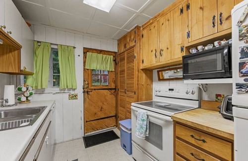 Lenox Dale House | Grandma's Cottage on The Bowl