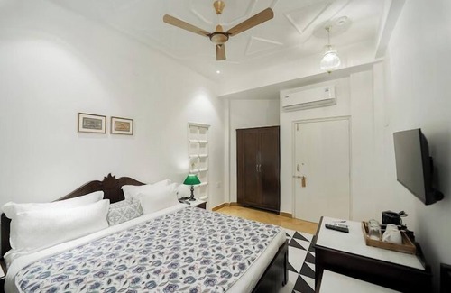Lake Swaroop Sagar Hotel | Grandrosse Boutique - Lake Facing Hotel
