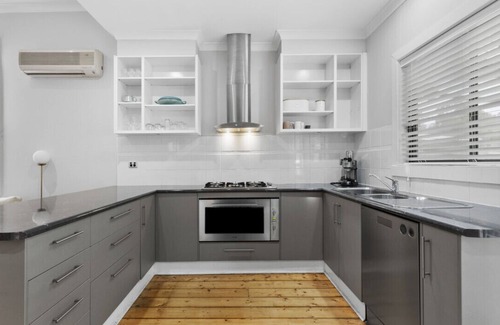 Golden Point House | Grant St Cottage: Near Sovereign Hill