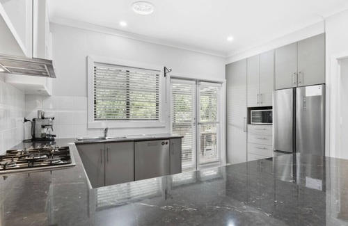 Golden Point House | Grant St Cottage: Near Sovereign Hill