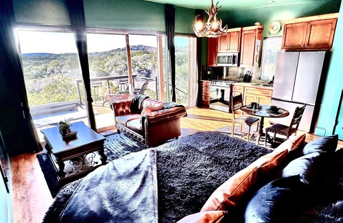 Wetmore Cabin | Grantham House Cozy Hill Country Stay