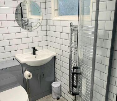 Gravesend Apartment | Gravesend 2 Bedroom Flat -2 mins to STN -GF