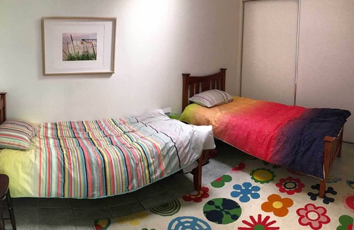 Mermaid Waters House | GREAT 6 BEDROOM 10 GUEST HOUSE FULLY AIR CONDITIONED ON THE CANAL