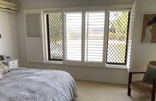 Mermaid Waters House | GREAT 6 BEDROOM 10 GUEST HOUSE FULLY AIR CONDITIONED ON THE CANAL