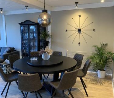 Breidholt House | Great 8 person house Reykjavik free use of car!