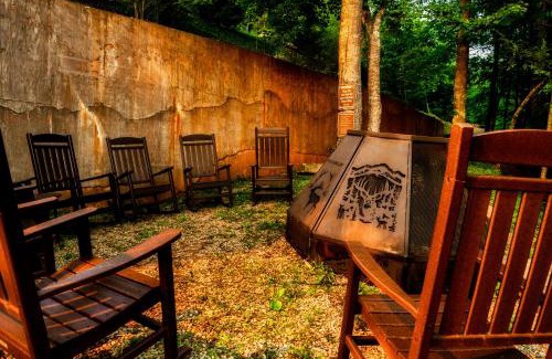 Pittman Center Ski Chalet | Great Alpine - 4 KingSuites- September Deals-Views-Hot Tub-FirePit-GameRm