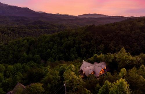 Pittman Center Ski Chalet | Great Alpine - 4 KingSuites- September Deals-Views-Hot Tub-FirePit-GameRm