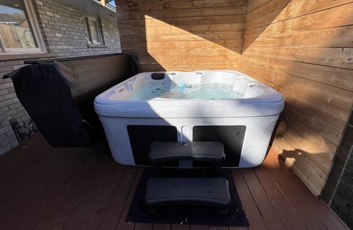 Kitchener House | Great cottage for Family and Friends with hot tub in Prime location