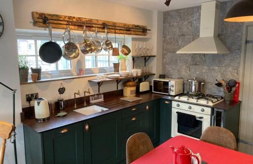 Cowbridge House | Great country-style house with a courtyard
