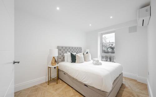 Turnham Green Apartment | GREAT DEAL - Bright 2Bd 2Bth Apartment with Private Balcony