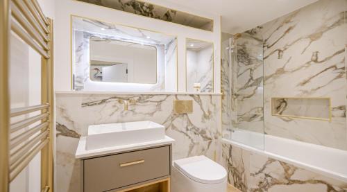 Turnham Green Apartment | GREAT DEAL - Bright 2Bd 2Bth Apartment with Private Balcony