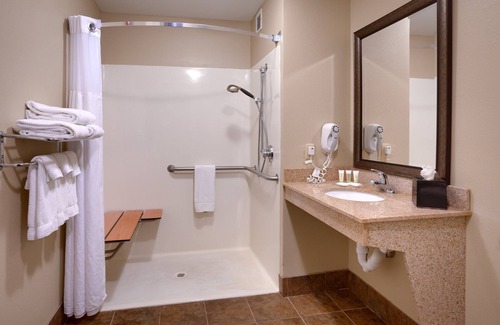Middletown Condo | Great for Business Travelers! Free Breakfast Buffet + Shared Outdoor Pool.
