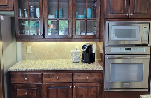 Henrico House | GREAT for FAMILIES, beautiful waterfront, kayaks, firepit, pool table, & more!
