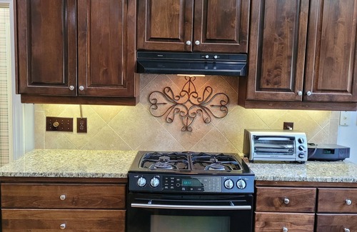 Henrico House | GREAT for FAMILIES, beautiful waterfront, kayaks, firepit, pool table, & more!