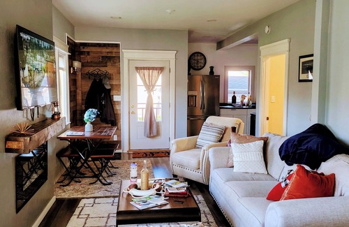 Kewaunee House | Great for weekend Getaway-Cozy 2 bedroom home 4 blocks from the beach.