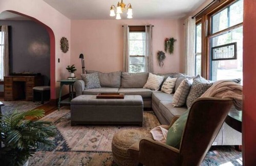 Manistee House | Great Gathering Spot Close to Lake Michigan