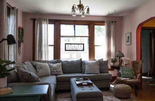 Manistee House | Great Gathering Spot Close to Lake Michigan