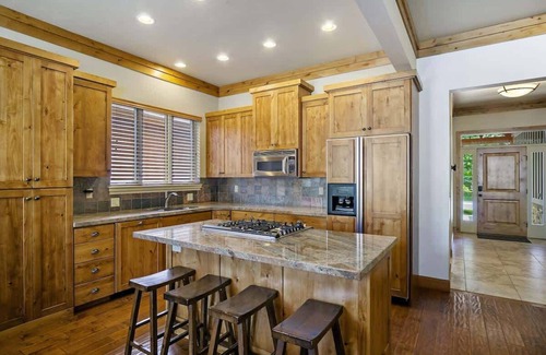 Eden House | Great House Value 6 bdr 4 bath Book Winter Now