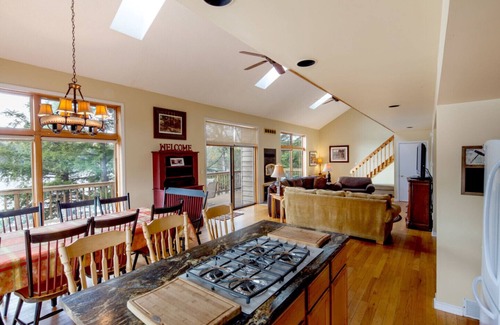 Seguin House | Great Muskokan Waterfront Cottage, 7-Bedroom Vacation House @ Sunny Point Resort