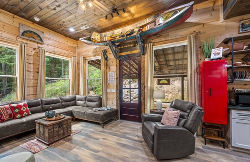 Gatlinburg - Pigeon Forge Cabin | Great prices! Cozy new cabin 5 miles to Pigeon Forge Parkway! Dollywood 7 miles