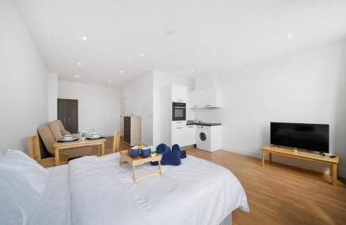 Borehamwood Apartment | Great Private Studio with Parking